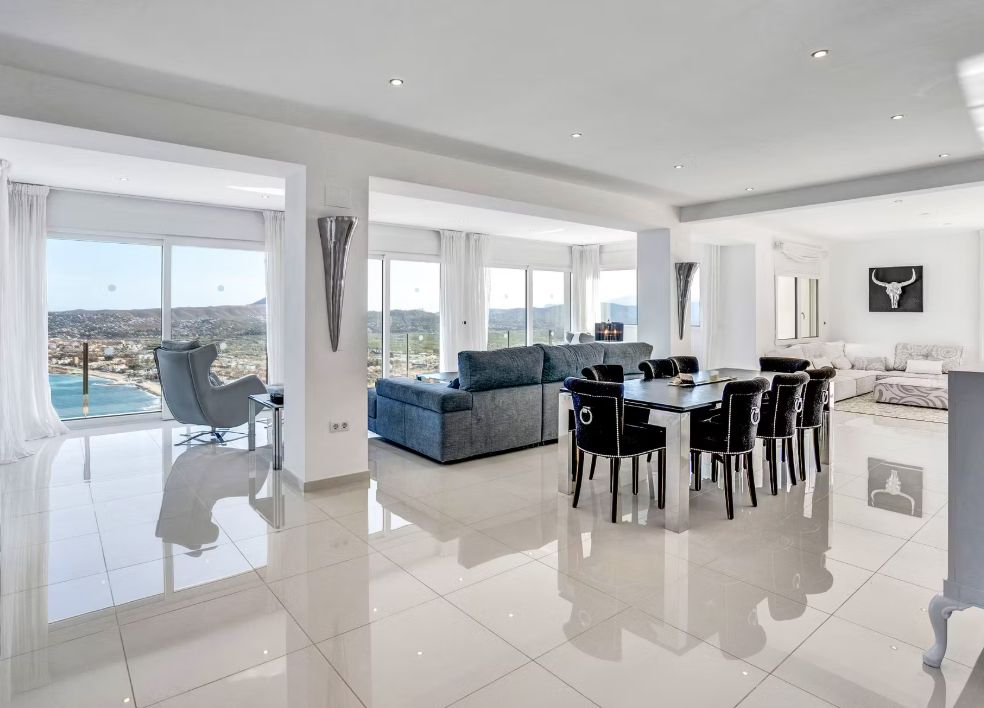 Villa contemporaine à Jávea avec vue panoramique sur la mer, spa privé et design exclusif.