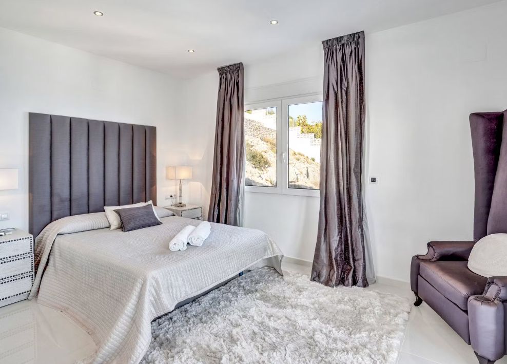 Villa contemporaine à Jávea avec vue panoramique sur la mer, spa privé et design exclusif.