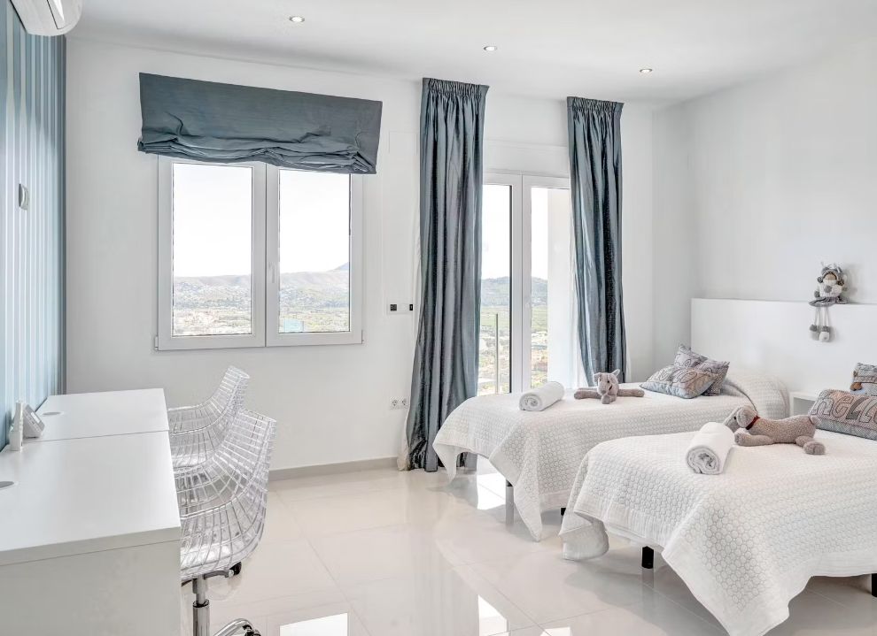 Villa contemporaine à Jávea avec vue panoramique sur la mer, spa privé et design exclusif.