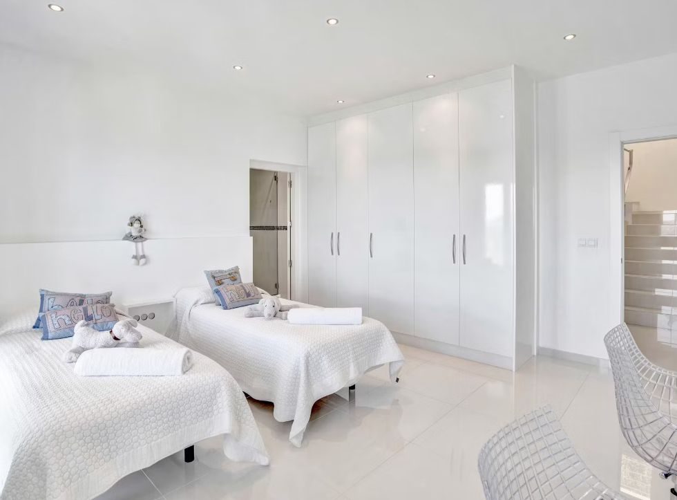 Villa contemporaine à Jávea avec vue panoramique sur la mer, spa privé et design exclusif.