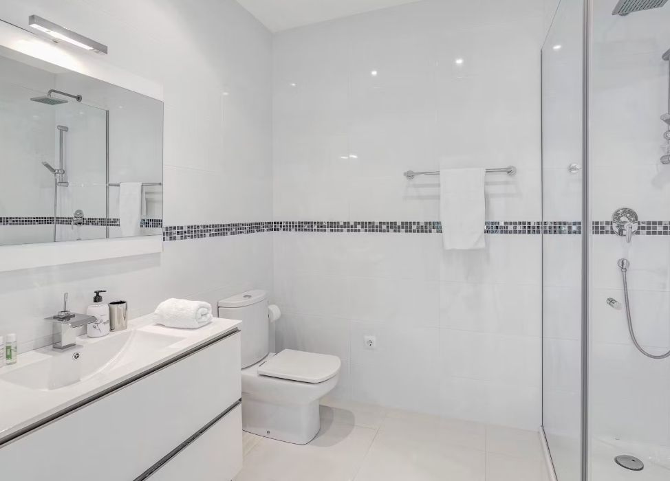 Villa contemporaine à Jávea avec vue panoramique sur la mer, spa privé et design exclusif.