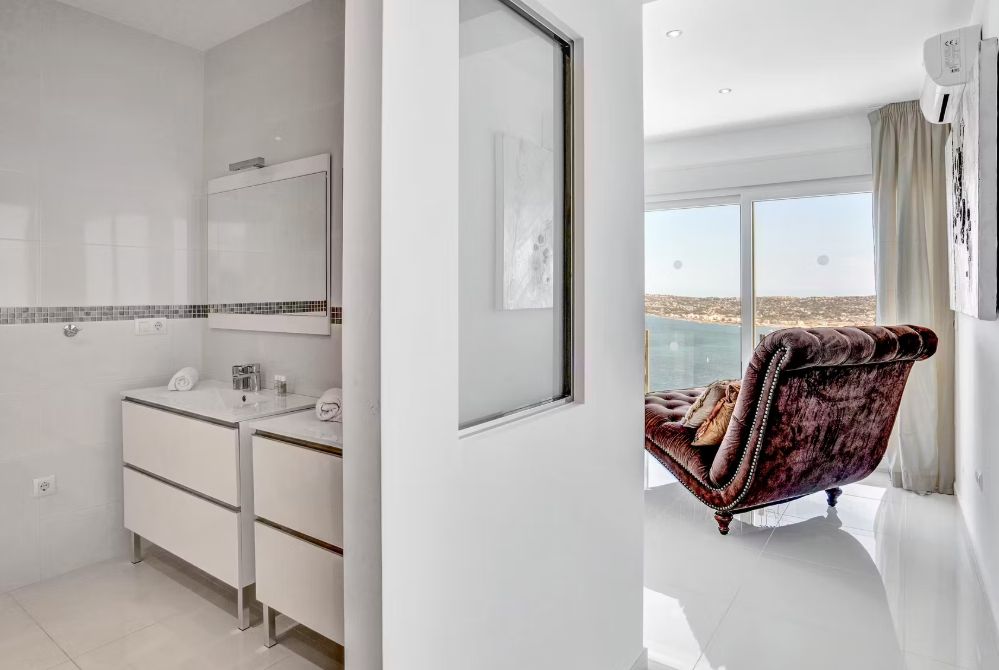 Villa contemporaine à Jávea avec vue panoramique sur la mer, spa privé et design exclusif.
