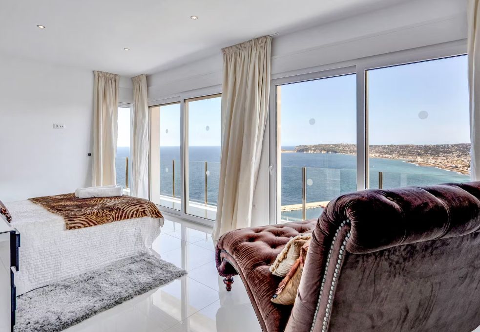 Villa contemporaine à Jávea avec vue panoramique sur la mer, spa privé et design exclusif.