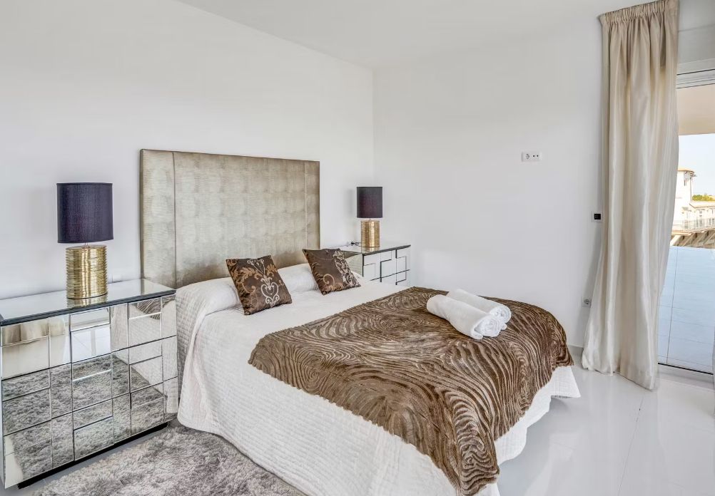 Villa contemporaine à Jávea avec vue panoramique sur la mer, spa privé et design exclusif.