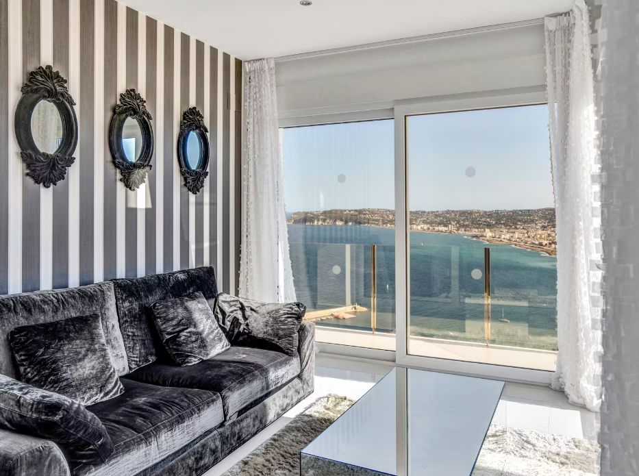Villa contemporaine à Jávea avec vue panoramique sur la mer, spa privé et design exclusif.
