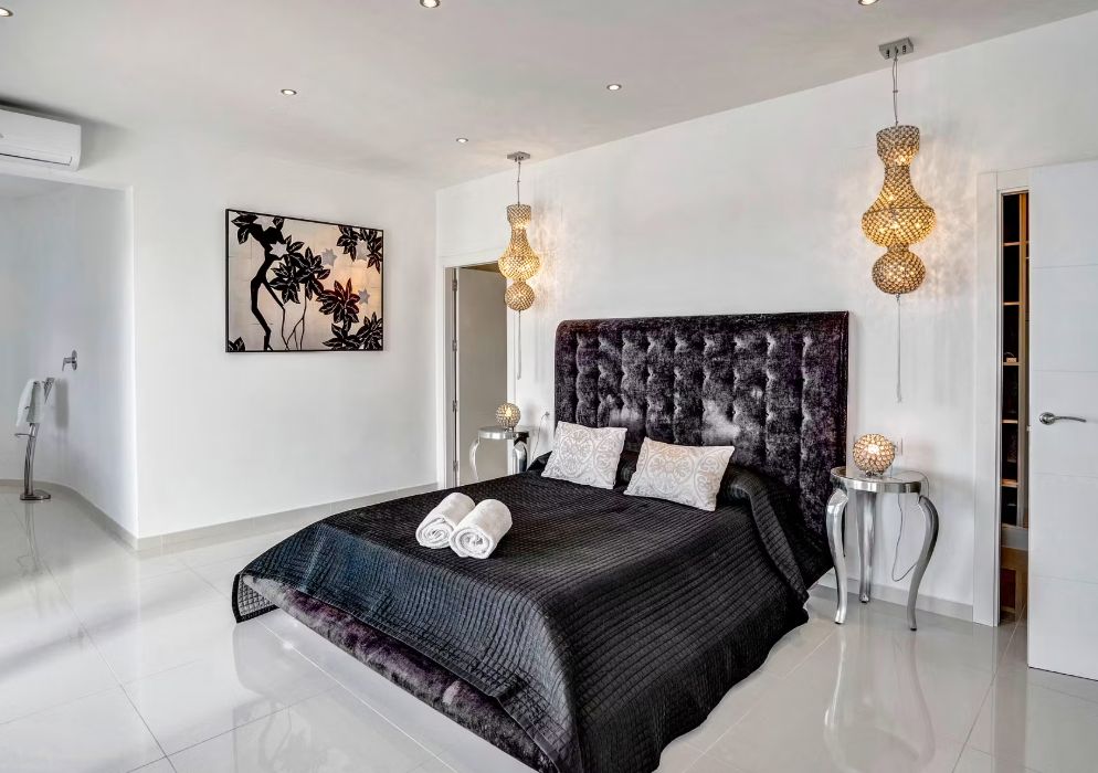 Villa contemporaine à Jávea avec vue panoramique sur la mer, spa privé et design exclusif.