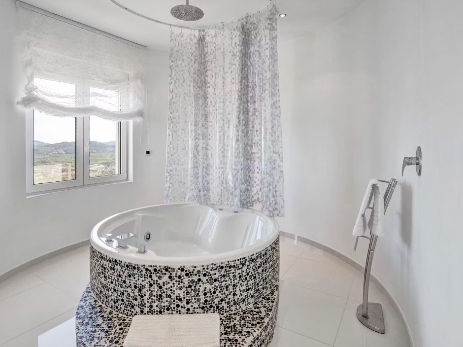 Villa contemporaine à Jávea avec vue panoramique sur la mer, spa privé et design exclusif.