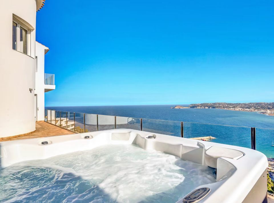 Villa contemporaine à Jávea avec vue panoramique sur la mer, spa privé et design exclusif.