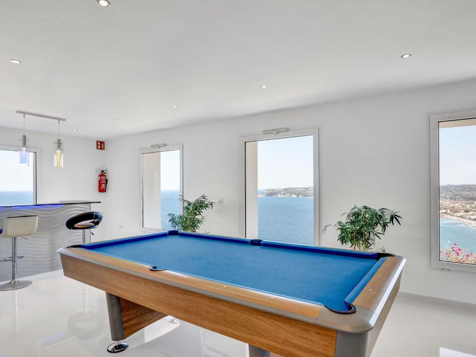 Villa contemporaine à Jávea avec vue panoramique sur la mer, spa privé et design exclusif.