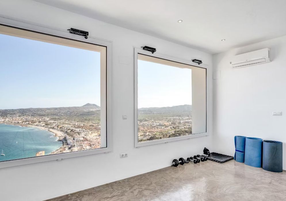 Villa contemporaine à Jávea avec vue panoramique sur la mer, spa privé et design exclusif.