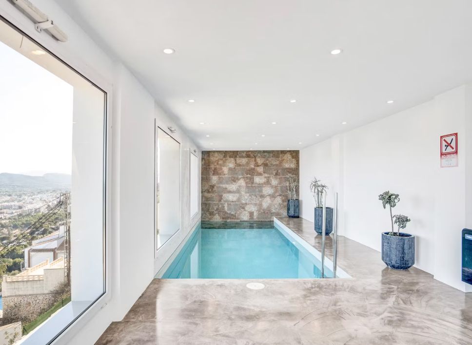 Villa contemporaine à Jávea avec vue panoramique sur la mer, spa privé et design exclusif.