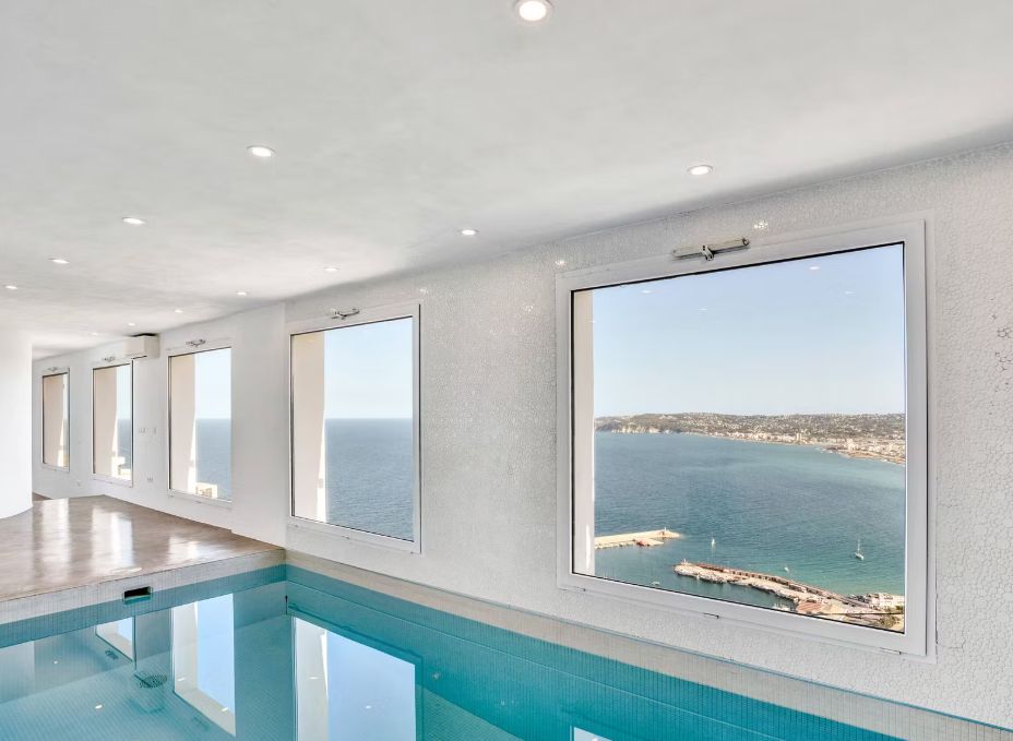 Villa contemporaine à Jávea avec vue panoramique sur la mer, spa privé et design exclusif.