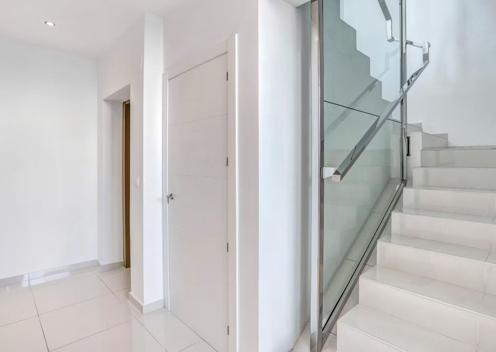 Villa contemporaine à Jávea avec vue panoramique sur la mer, spa privé et design exclusif.
