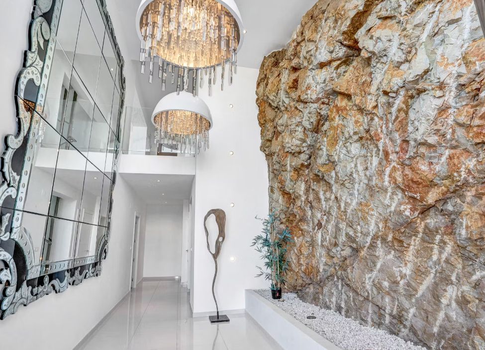 Villa contemporaine à Jávea avec vue panoramique sur la mer, spa privé et design exclusif.