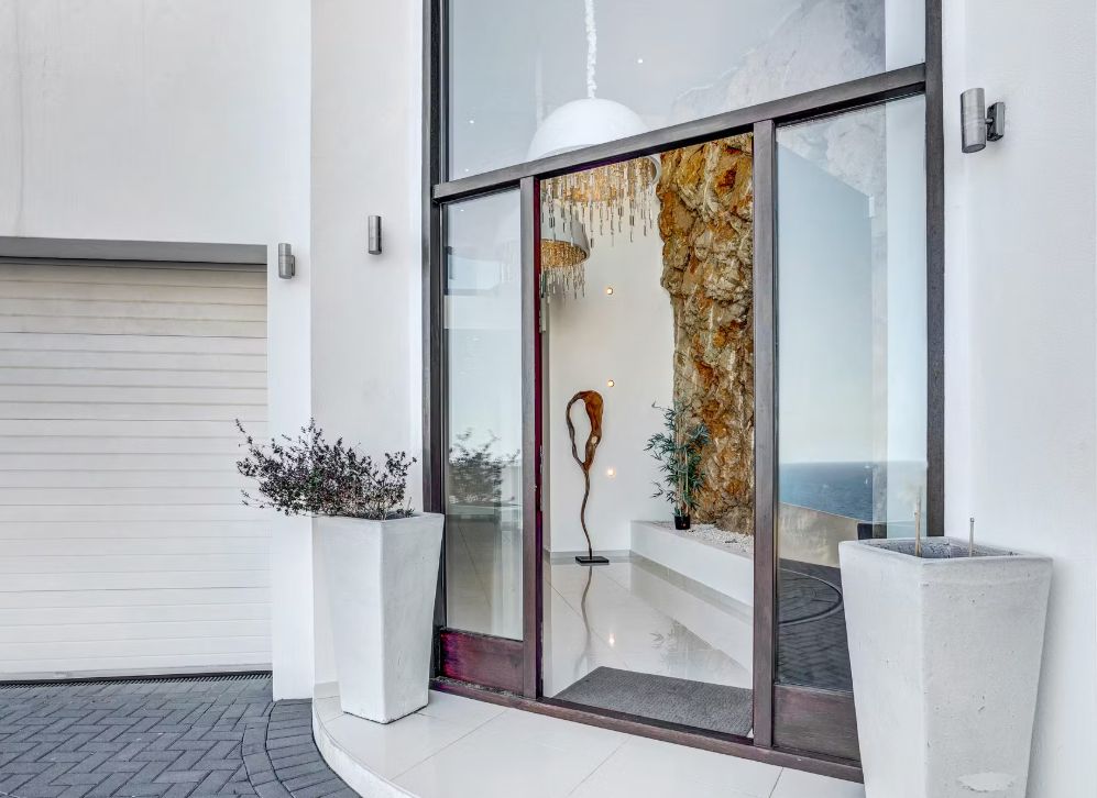 Villa contemporaine à Jávea avec vue panoramique sur la mer, spa privé et design exclusif.