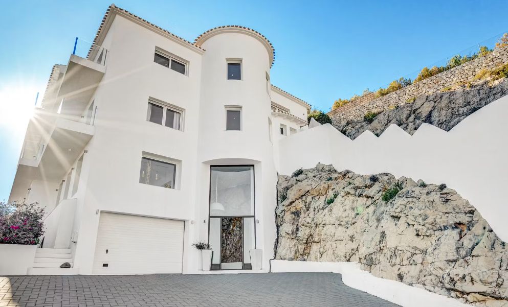 Villa contemporaine à Jávea avec vue panoramique sur la mer, spa privé et design exclusif.