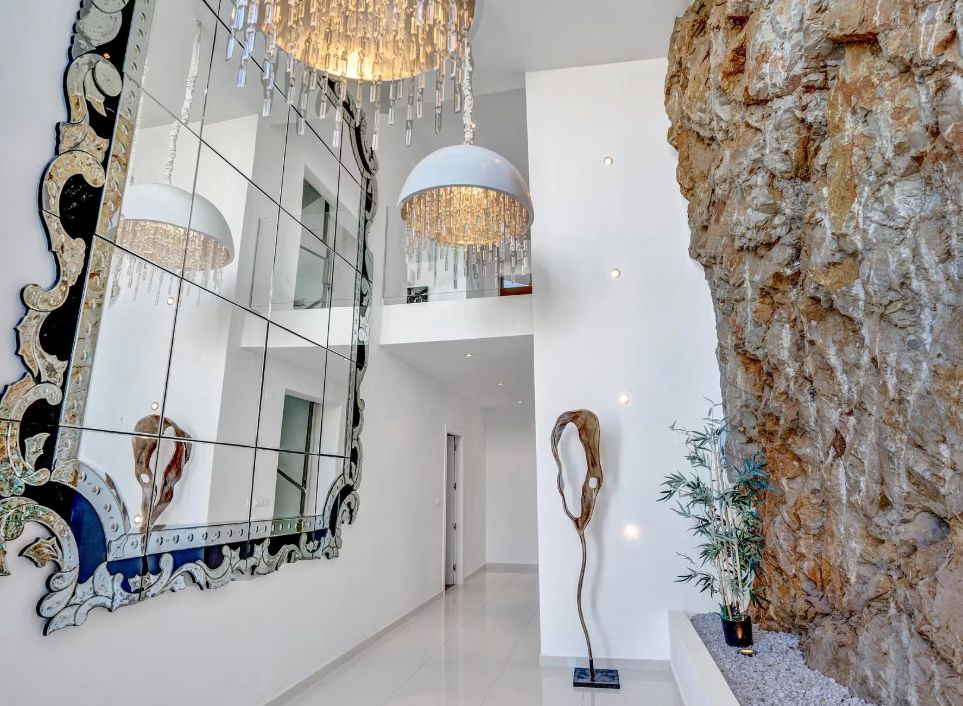 Villa contemporaine à Jávea avec vue panoramique sur la mer, spa privé et design exclusif.
