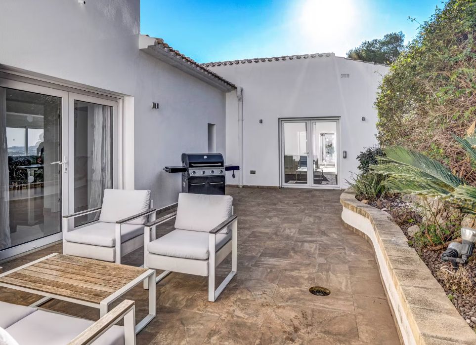 Villa contemporaine à Jávea avec vue panoramique sur la mer, spa privé et design exclusif.
