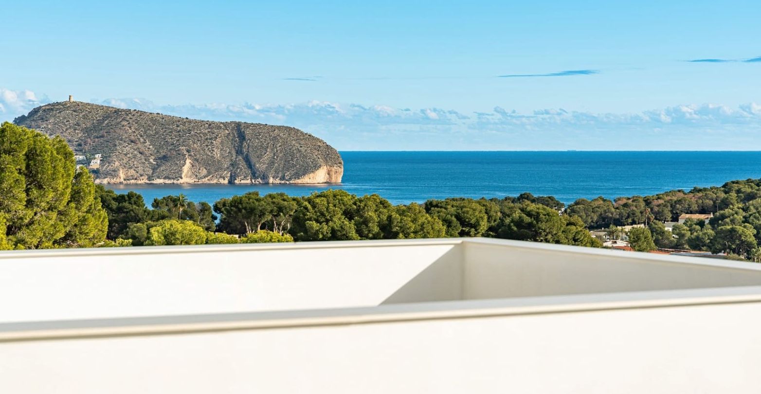Villa moderne à Moraira avec vue sur la mer, terrasses spacieuses et emplacement privilégié sur la Costa de Benissa.