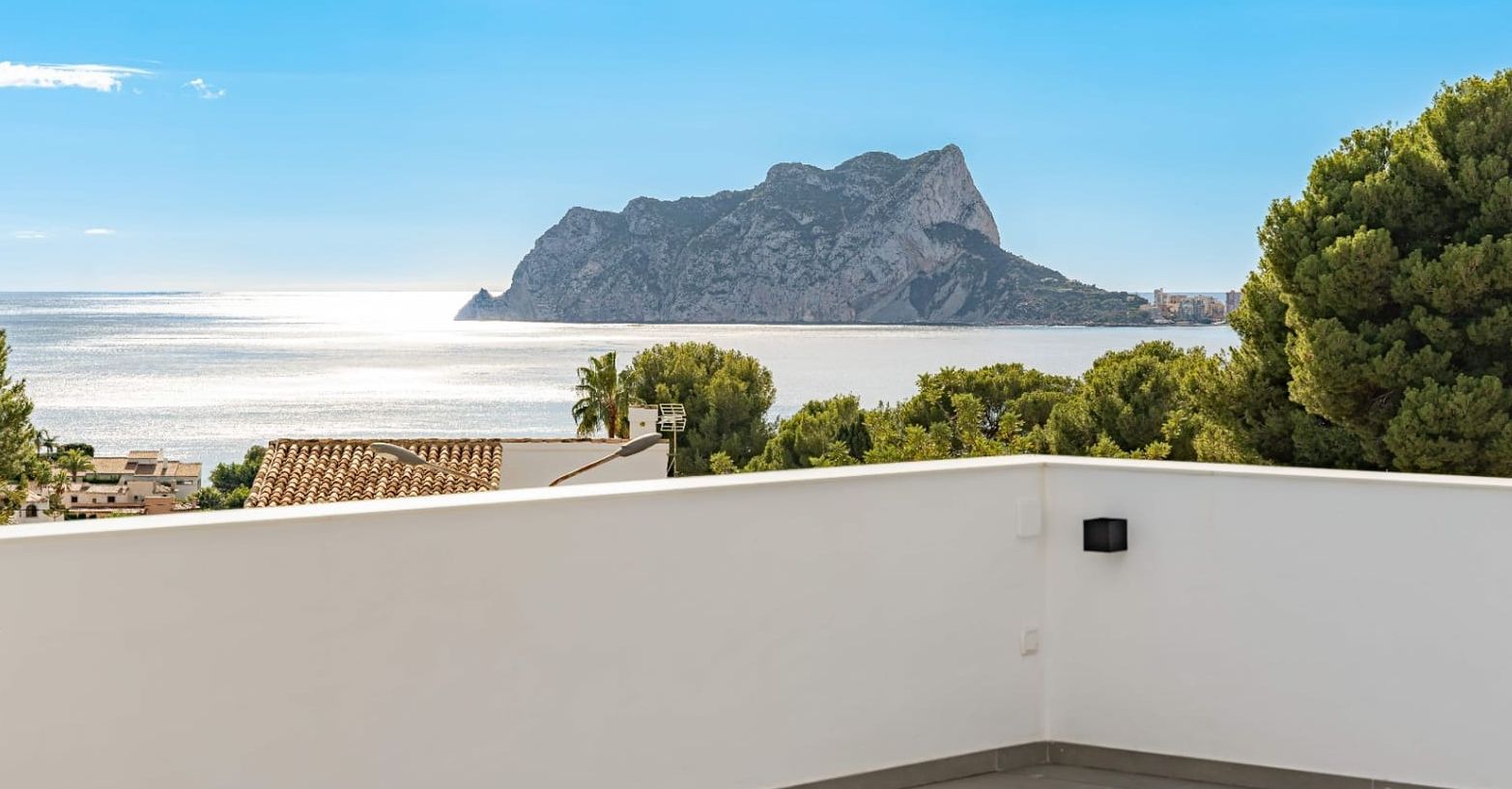 Villa moderne à Moraira avec vue sur la mer, terrasses spacieuses et emplacement privilégié sur la Costa de Benissa.
