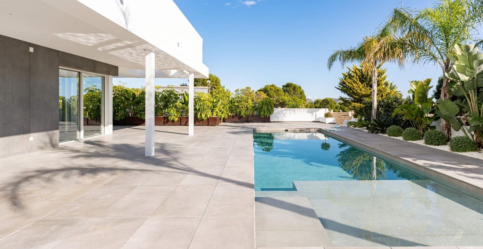 Villa moderne à Moraira avec vue sur la mer, terrasses spacieuses et emplacement privilégié sur la Costa de Benissa.
