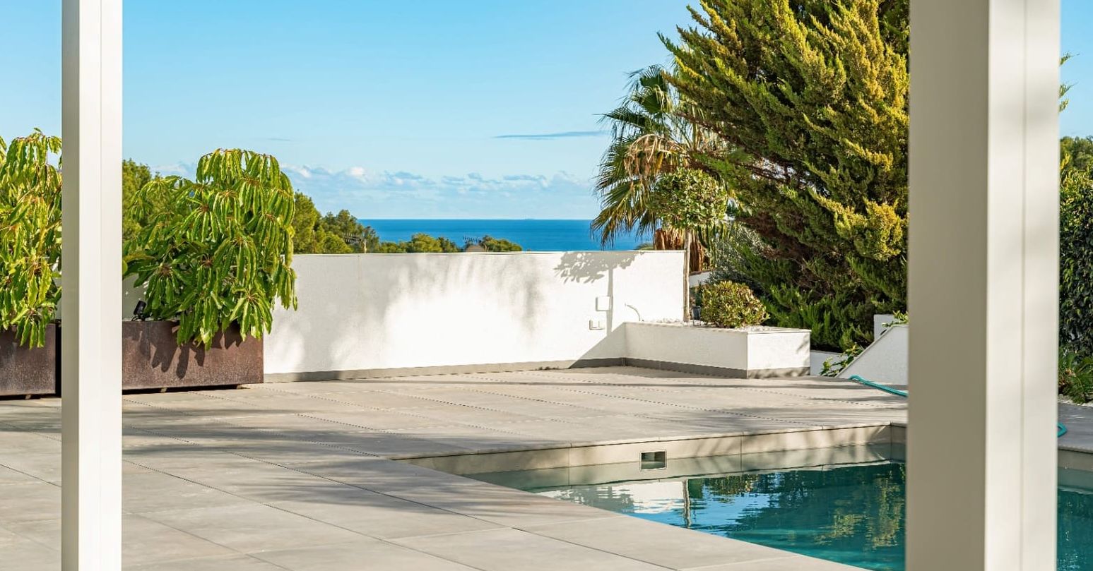 Villa moderne à Moraira avec vue sur la mer, terrasses spacieuses et emplacement privilégié sur la Costa de Benissa.