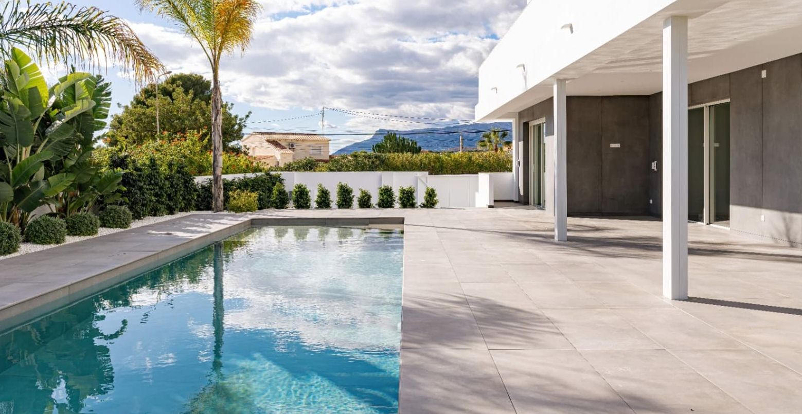 Villa moderne à Moraira avec vue sur la mer, terrasses spacieuses et emplacement privilégié sur la Costa de Benissa.