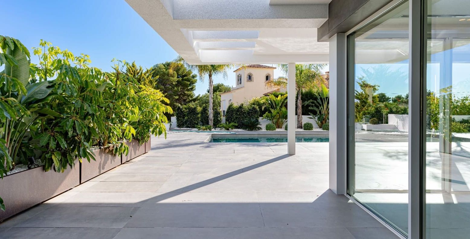 Villa moderne à Moraira avec vue sur la mer, terrasses spacieuses et emplacement privilégié sur la Costa de Benissa.
