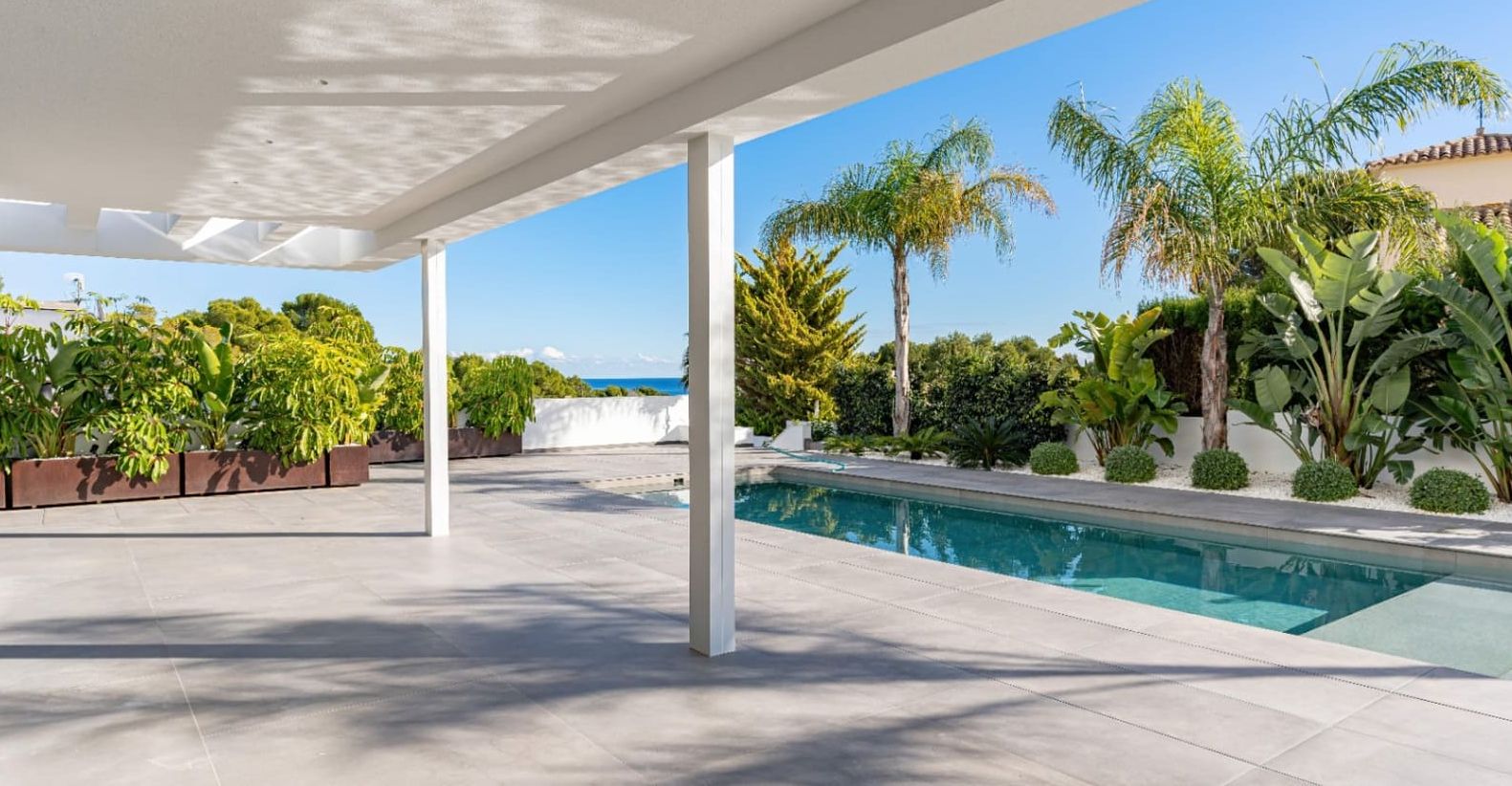 Villa moderne à Moraira avec vue sur la mer, terrasses spacieuses et emplacement privilégié sur la Costa de Benissa.