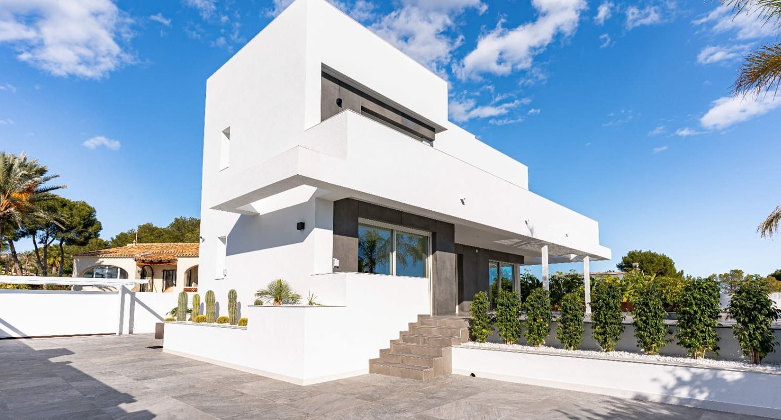 Villa moderne à Moraira avec vue sur la mer, terrasses spacieuses et emplacement privilégié sur la Costa de Benissa.