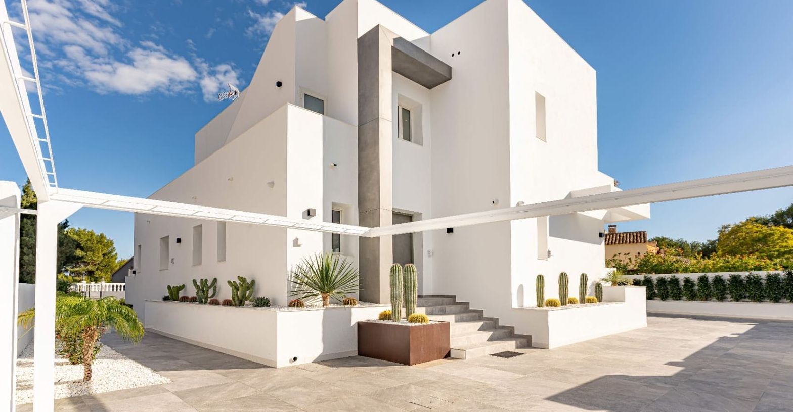Villa moderne à Moraira avec vue sur la mer, terrasses spacieuses et emplacement privilégié sur la Costa de Benissa.