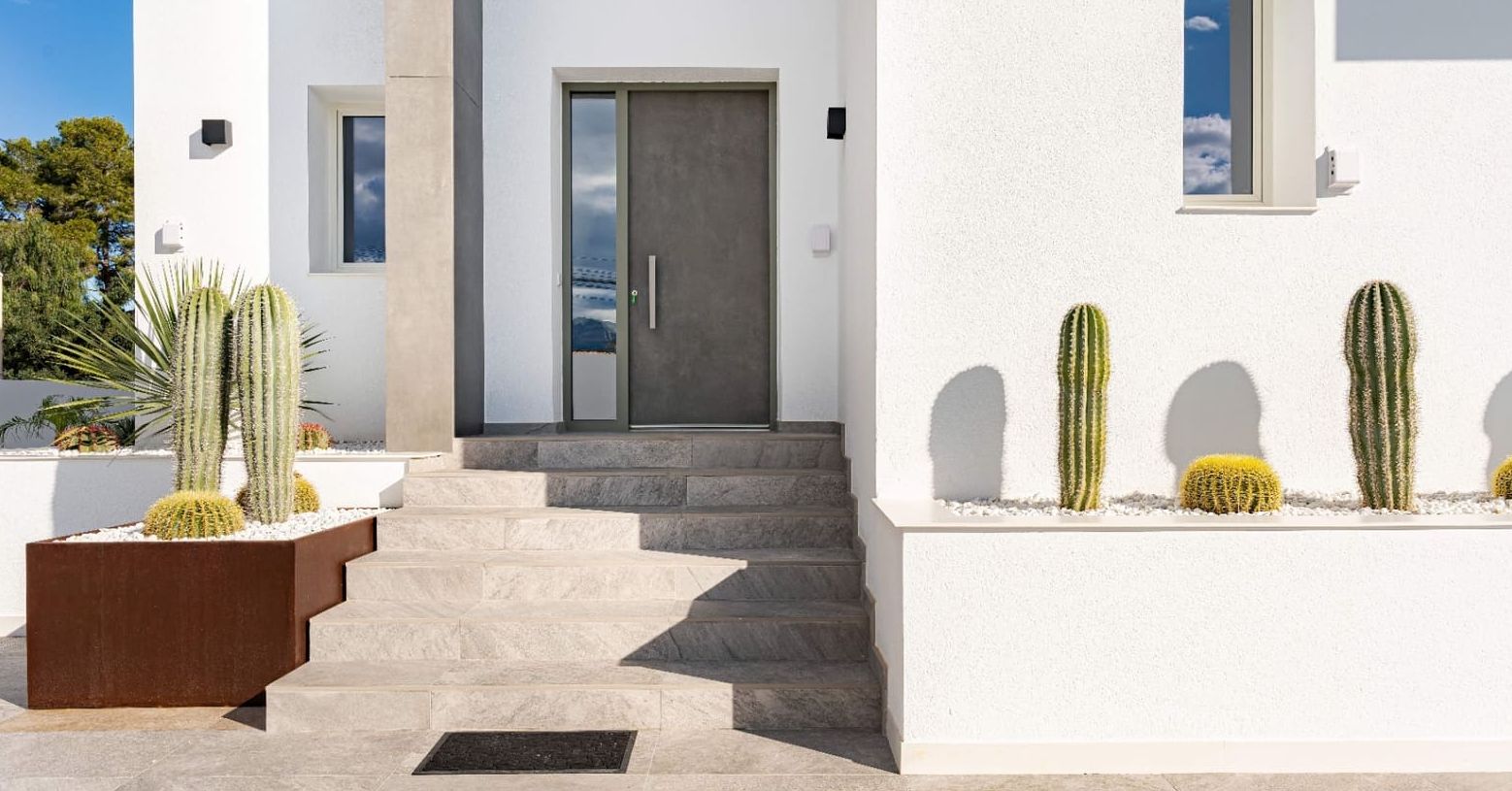 Villa moderne à Moraira avec vue sur la mer, terrasses spacieuses et emplacement privilégié sur la Costa de Benissa.