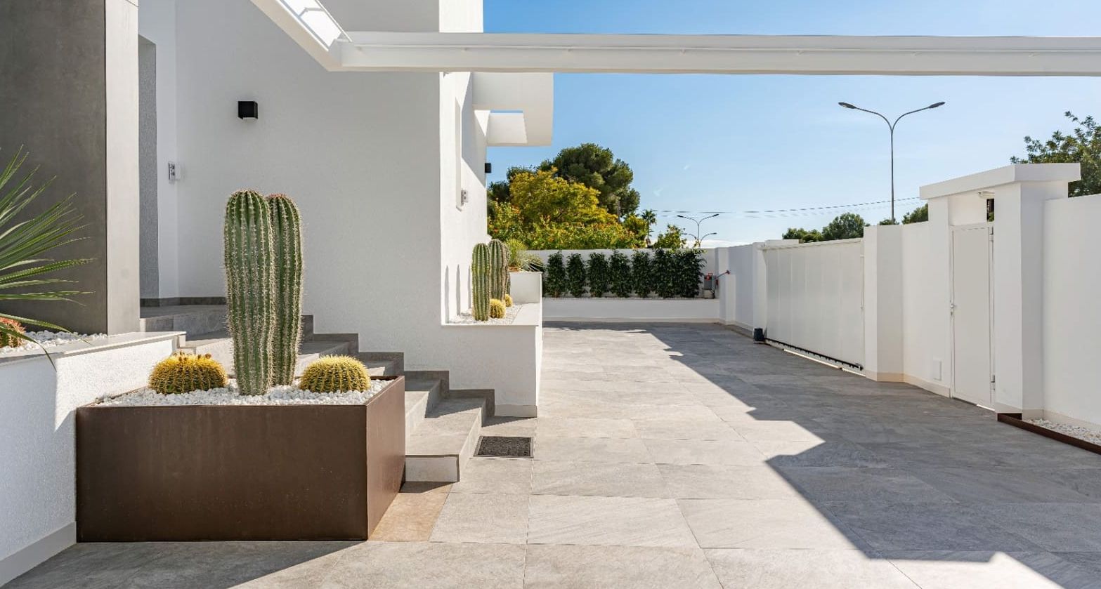 Villa moderne à Moraira avec vue sur la mer, terrasses spacieuses et emplacement privilégié sur la Costa de Benissa.