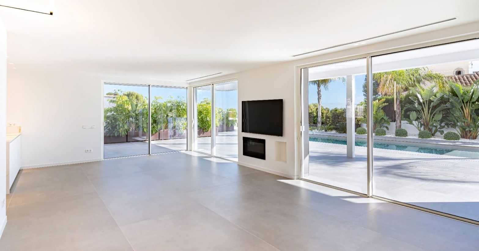 Villa moderne à Moraira avec vue sur la mer, terrasses spacieuses et emplacement privilégié sur la Costa de Benissa.