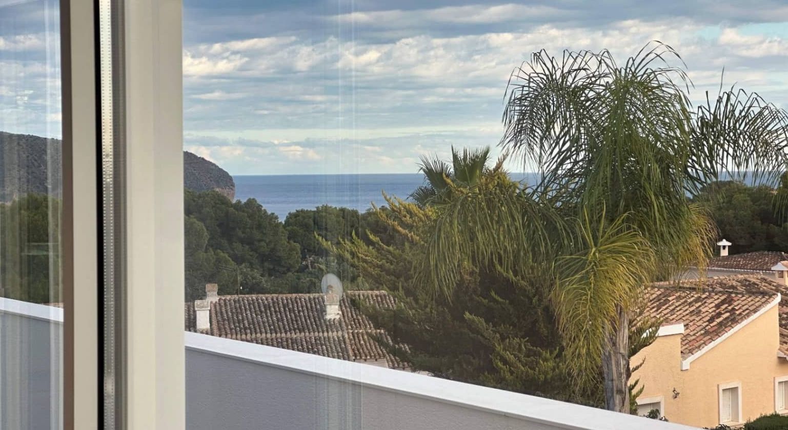 Villa moderne à Moraira avec vue sur la mer, terrasses spacieuses et emplacement privilégié sur la Costa de Benissa.