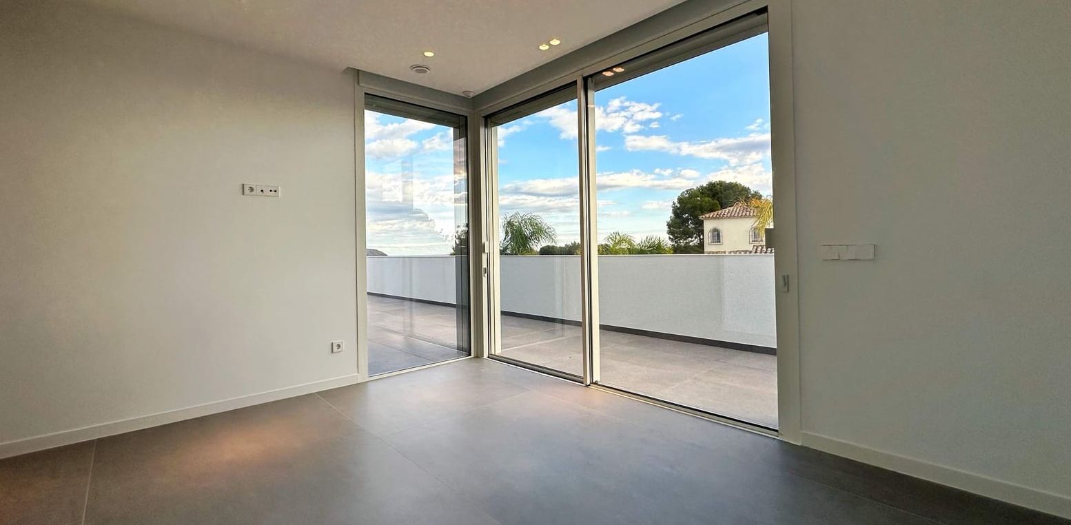 Villa moderne à Moraira avec vue sur la mer, terrasses spacieuses et emplacement privilégié sur la Costa de Benissa.
