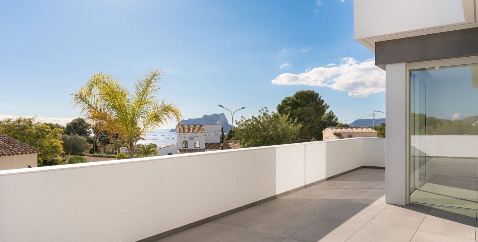 Villa moderne à Moraira avec vue sur la mer, terrasses spacieuses et emplacement privilégié sur la Costa de Benissa.
