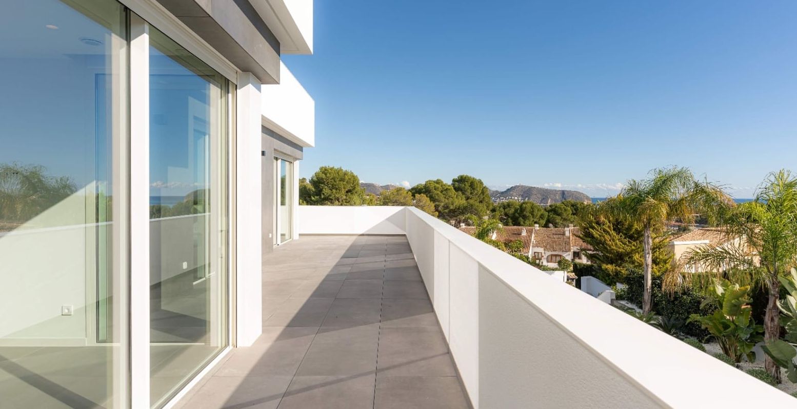 Villa moderne à Moraira avec vue sur la mer, terrasses spacieuses et emplacement privilégié sur la Costa de Benissa.