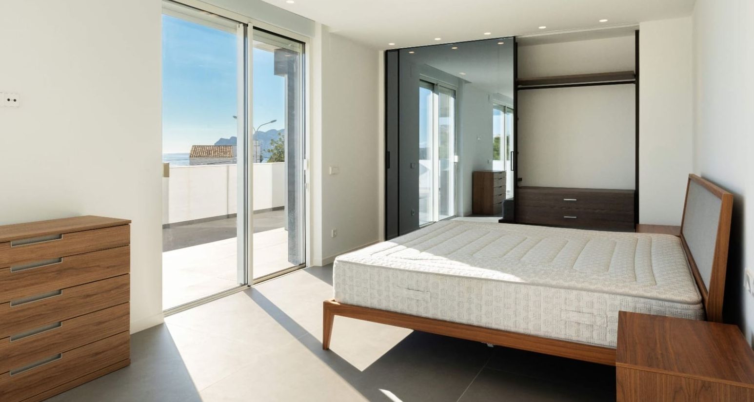 Villa moderne à Moraira avec vue sur la mer, terrasses spacieuses et emplacement privilégié sur la Costa de Benissa.