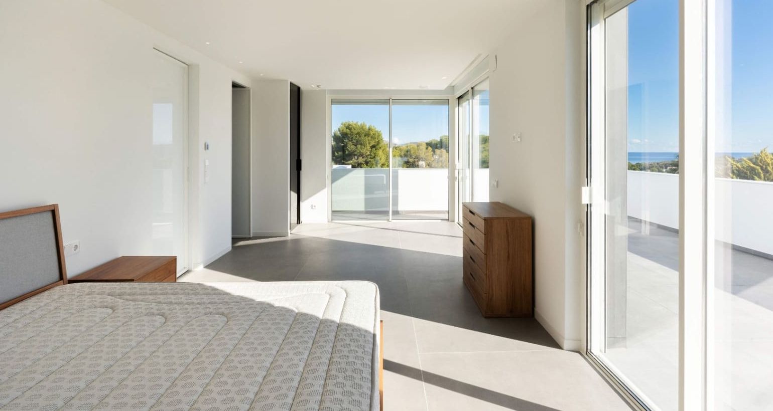 Villa moderne à Moraira avec vue sur la mer, terrasses spacieuses et emplacement privilégié sur la Costa de Benissa.