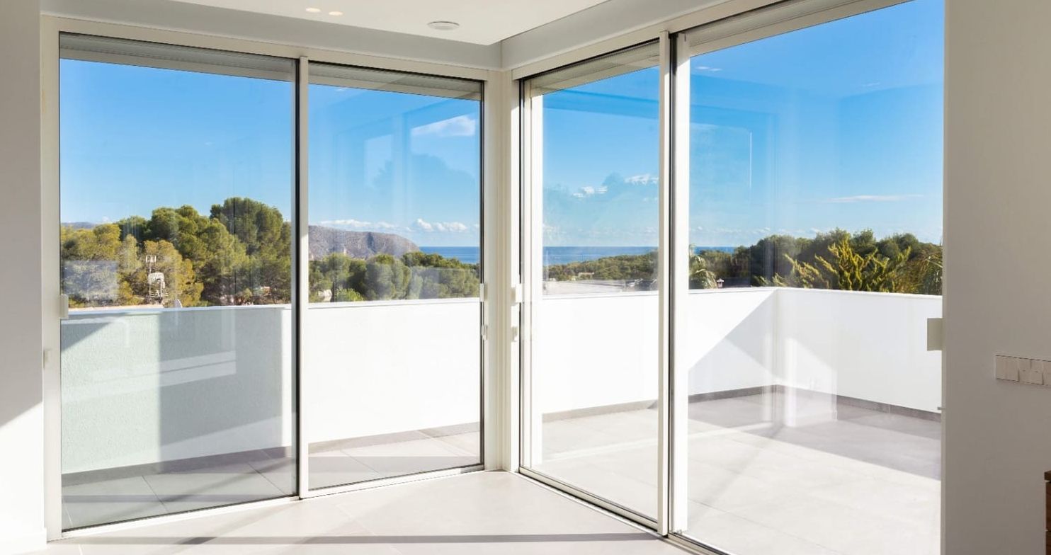 Villa moderne à Moraira avec vue sur la mer, terrasses spacieuses et emplacement privilégié sur la Costa de Benissa.
