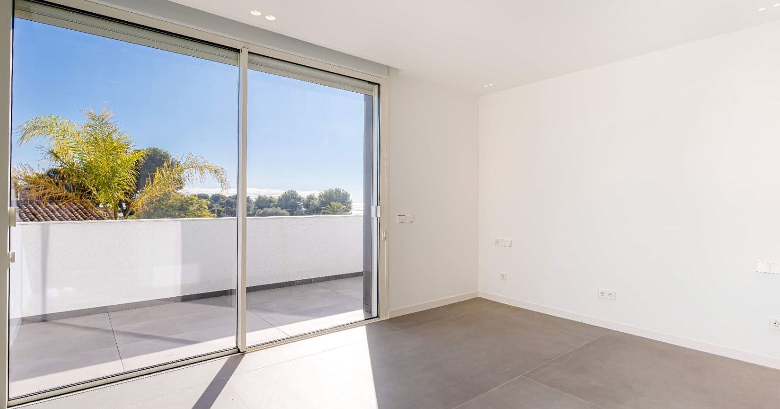Villa moderne à Moraira avec vue sur la mer, terrasses spacieuses et emplacement privilégié sur la Costa de Benissa.