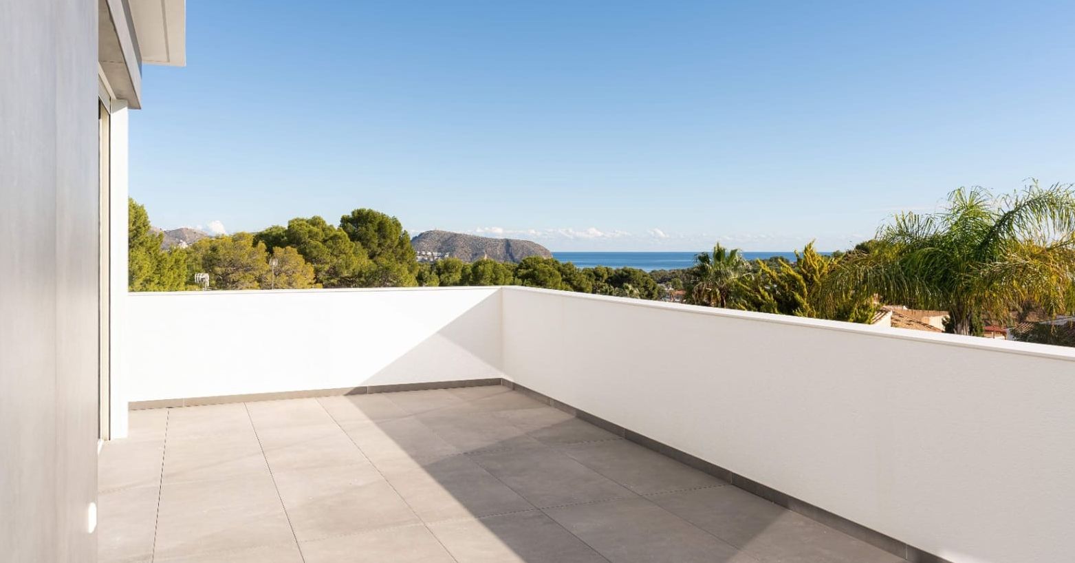 Villa moderne à Moraira avec vue sur la mer, terrasses spacieuses et emplacement privilégié sur la Costa de Benissa.