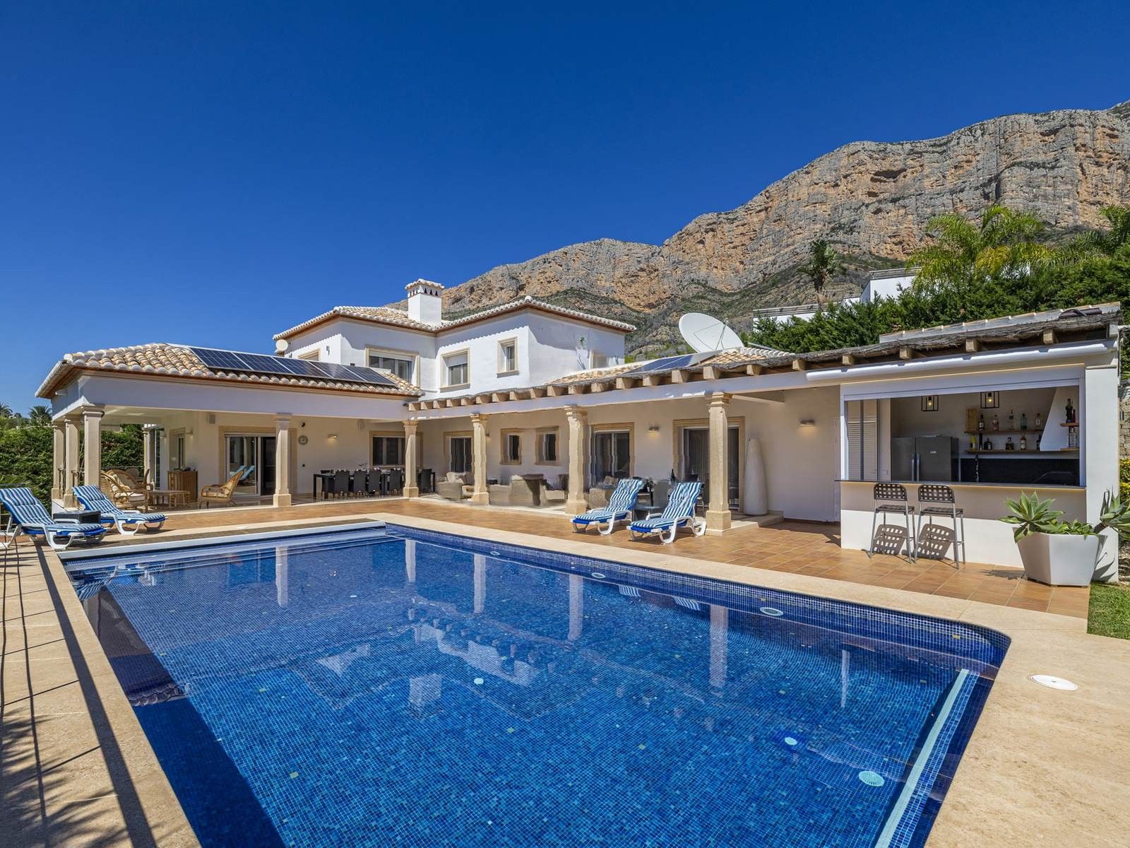 Villa de luxe avec domotique, piscine chauffée et vue sur le Montgó à Jávea