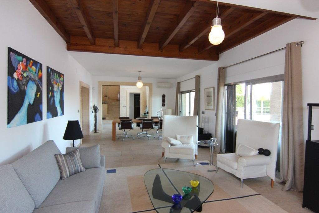 Villa à vendre à Jávea, située dans un endroit calme et privé proche de la mer.