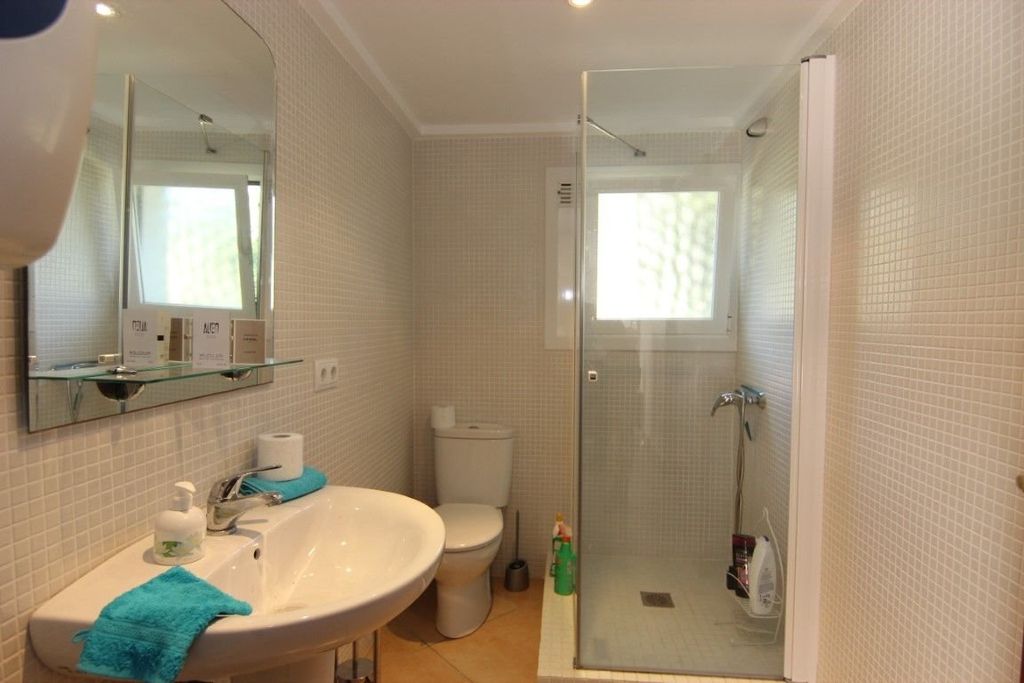 Villa à vendre à Jávea, située dans un endroit calme et privé proche de la mer.