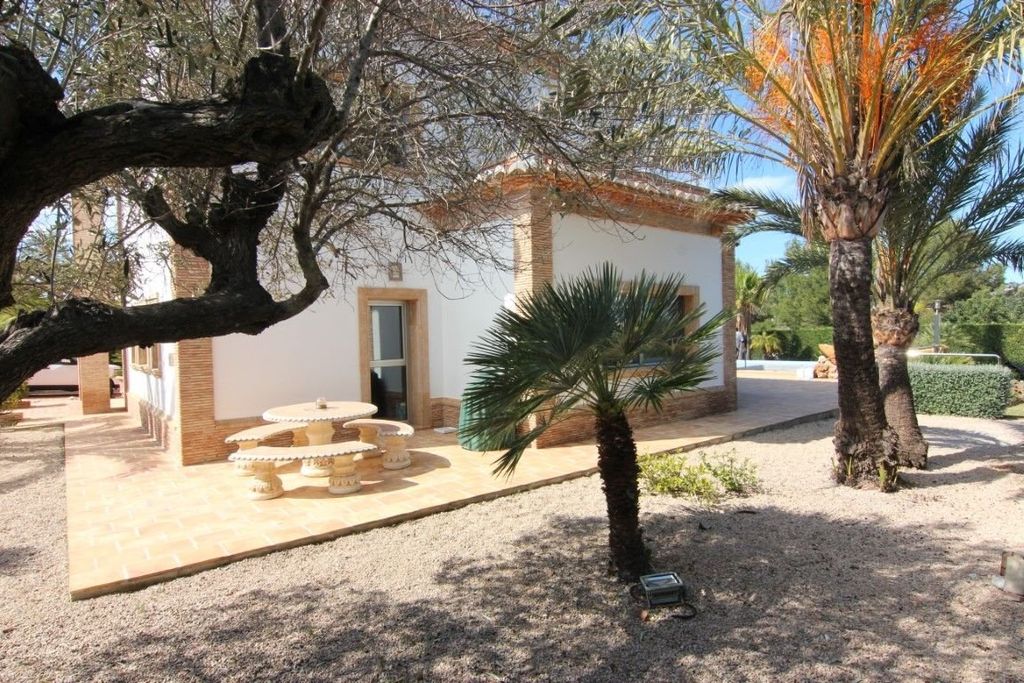Villa à vendre à Jávea, située dans un endroit calme et privé proche de la mer.