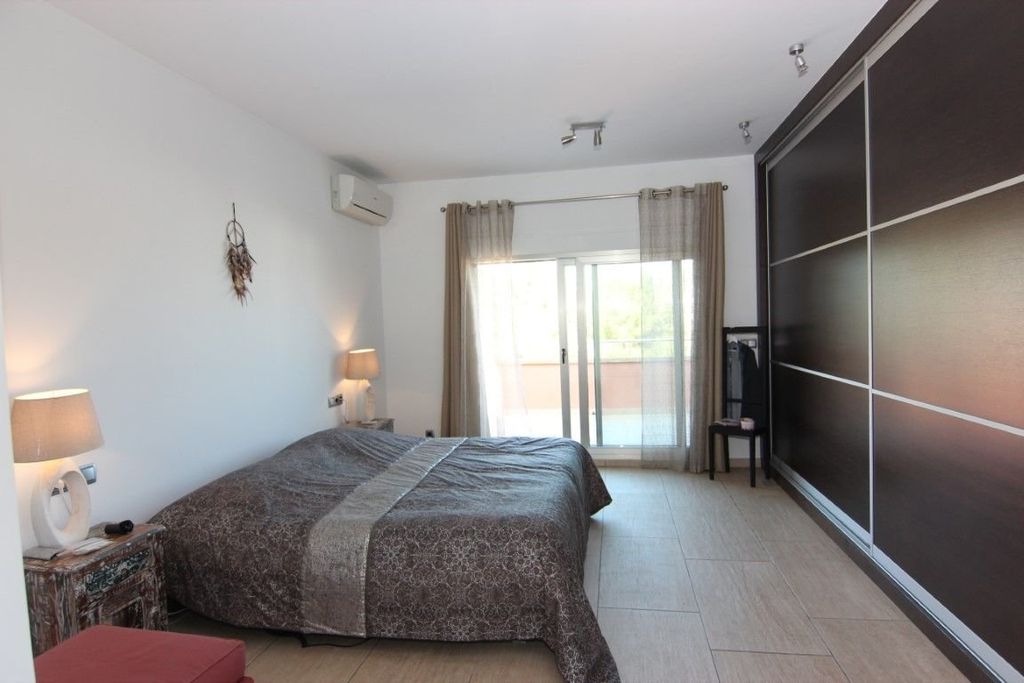Villa à vendre à Jávea, située dans un endroit calme et privé proche de la mer.