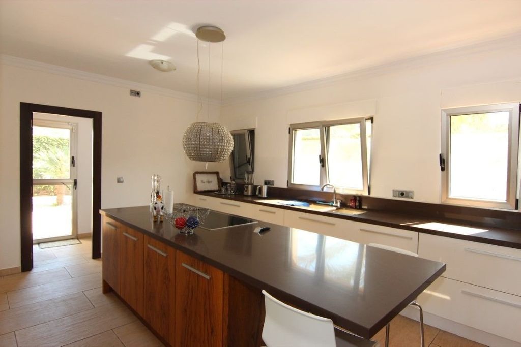 Villa à vendre à Jávea, située dans un endroit calme et privé proche de la mer.