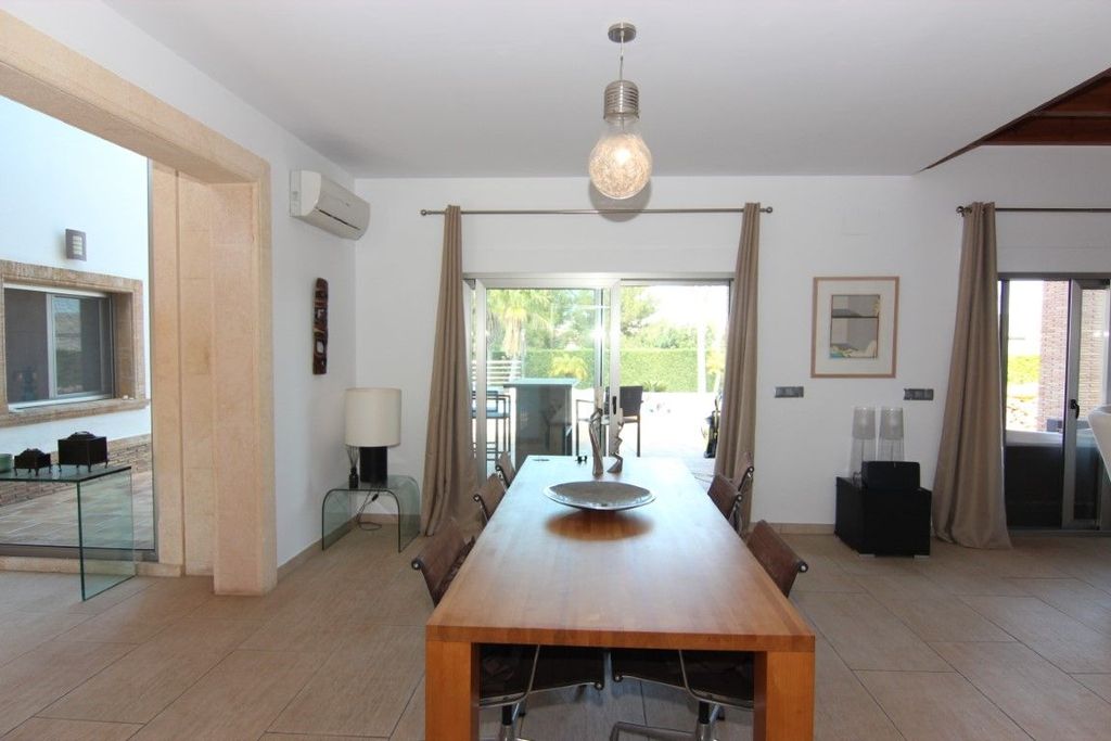 Villa à vendre à Jávea, située dans un endroit calme et privé proche de la mer.